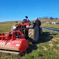 Tristan L., encadrant technique sur son tracteur, en compagnie de Nicolas Boutry - © Le Prado