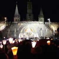 Veillée aux flambeaux à Lourdes ©Diocèse de Vannes, 2018