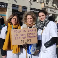 Lundi 27 février 2023, près de 150 médecins généralistes ont défilé dans le centre-ville d'Angers pour dénoncer "la destruction du système de santé français". ©RCF Anjou