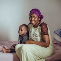 Revue Projet / Femme exilée en compagnie de son enfant dans un Centre d’accueil de demandeurs d’asile (Cada), à Béziers © Nathalie Bardou/La Cimade