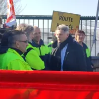  Le député communiste du Nord est allé à la rencontre de ces salariés en grève depuis début janvier à Argentan (©Aurélien Vurli/RCF Orne)