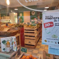 La devanture de l'épicerie Jean de la Tomate affiche fièrement ses -10%. (Photo RCF Nice Côte d'Azur)