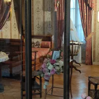 La chambre natale de Thérèse, vue de la chapelle attenante dans la maison des Martin à Alençon. © Véronique Alzieu 