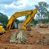 Engins de chantier sur un site en travaux