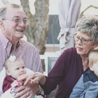 Grands-parents et petits-enfants, un lien précieux (Photo : DR)