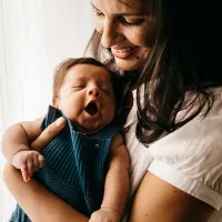 L’enfant a besoin d’être porté physiquement et psychiquement. ©Unsplash