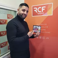 Ridouan dans les studios de RCF avec le nouvel album Constat © Martin Obadia