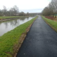 Des travaux ont noatamment été réalisés ici à Beffes sur la canal latéral à la Loire. © RCF - Guillaume Martin-Deguéret.