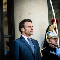 Emmanuel Macron attend l'arrivée du président du Niger sur le perron du palais de l'Élysée, le 16/02/2023 ©Amaury Cornu / Hans Lucas