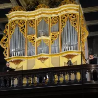 Les deux musiciens autour du grand orgue de St-Louis (© MT pour RCF42)