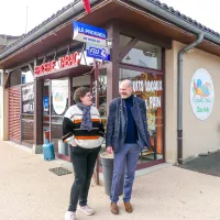 Nathalie Fumas et son conseiller CCI Thierry Tollon devant l'épicerie-tabac de Sulignat - © Johan Lévêque