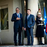 Entretien du Président de la République française Emmanuel Macron avec le Président de la République du Niger Mohamed BAZOUM © Amaury Cornu / Hans Lucas 