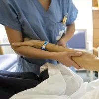 Unité de soins palliatifs à la maison médicalisée Jeanne Garnier. Des massages sont proposés aux patients. Paris (75), 11 juin 2018 © Corinne SIMON / Hans Lucas