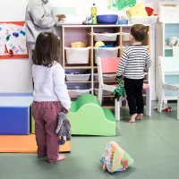 Deux bébés jouent dans un lieu d’accueil © Elodie ARROYO / Hans Lucas