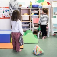 Deux bébés jouent dans un lieu d’accueil © Elodie ARROYO / Hans Lucas