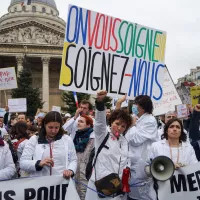 Manifestation de médecins à Paris, le 5 janvier 2023, pour demander la revalorisation de la consultation. Crédit photo : Myriam Tirler/Hans Lucas