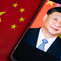 Photographie de Xi Jinping devant le drapeau de la République populaire de Chine. ©Riccardo Milani / Hans Lucas