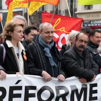 Laurent Berger (à gauche) et Philippe Martinez (à droite) mènent le cortège parisien, le 23 mars 2023. ©Stéphane Mouchmouche / Hans Lucas