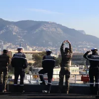 Depuis le pont d'envol les militaires font des signes à leur famille sur le quai. (c) Stéphanie Parreaux