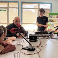 Le Capitaine Pascal Reymond entouré des élèves de l'école de Taulhac 