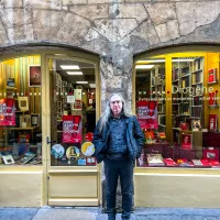 Laurent Debœuf devant sa librairie - © RCF Lyon (Johan Fresse)