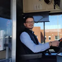 Le Choletais Romuald Poupard, 28 ans, est le premier conducteur de bus sourd en France ©RCF Anjou