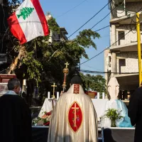 Dix jours après les explosions dévastatrices au port de Beyrouth, une messe est célébrée devant l'église maronite Saint-Michel endommagée, le 14/08/2020 ©Karim Daher / Hans Lucas