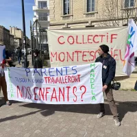 Les enseignants se sont réunis ce lundi 20 mars devant les grilles du lycée Montesquieu à Bordeaux.