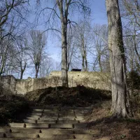 Ruines du château de Montrond. © Wikipedia.