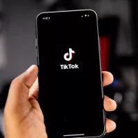 © Solen Feyissa / Unsplash TikTok, une application utilisée par plus d'un milliard d'utilisateurs