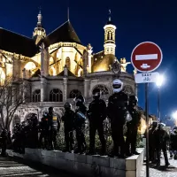 L'église Saint-Eustache à Paris a été vandalisée le 2 mars 2023 (Photo : des policiers tentent d'encercler des manifestants s'opposant à la réforme des retraites, le 19/03/2023 ©Karim Daher / Hans Lucas)