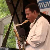 Wayne Shorter en concert au Paris Jazz Festival en 2003. © Wikipedia.