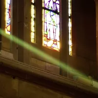 Deux fois par an, au moment des équinoxes, un rayon de lumière de couleur verte traversait la cathédrale de Strasbourg ©Source : Strasbourg Tourisme