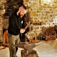 Dans son atelier, le forgeron nous fait une petite démonstration (©Aurélien Vurli/RCF ORNE)