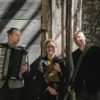  SuZanne aux Yeux noirs est en interview et en live dans l’émission “Talents d’Ici” diffusée sur RCF samedi 29 avril 2023 à 17h. 