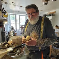 Sylvain Charpentier dans son atelier à Solignac sur Loire © Martin Obadia 