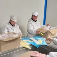 10 personnes travaillent dans l'atelier de marée 