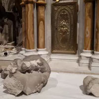 Un tête d'ange brisée gisant devant le tabernacle du maitre-autel saccagé de l'église de la Madeleine à Angers