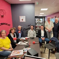 Les participants à l'émission sur les enjeux de l'eau autour du studio installé dans la Boulangerie Bordet d'Arlanc © Martin Obadia