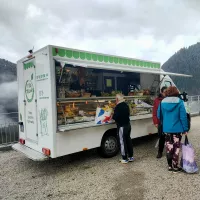 L'épicerie ambulante sur la place de l'Eglise de Montmin - © RCF Savoie (Violaine Rey)