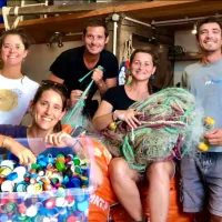 Dans son atelier d'Aix-en-Provence Sauvage Méditerranée transforme des déchets plastiques en bijoux. ©Sauvage Méditerranée