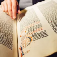 Exemplaire de la Bible de Gutenberg imprimé sur papier – BnF, Réserve des livres rares © Béatrice Lucchese / BnF