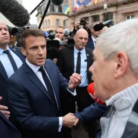 Emmanuel Macron tente de convaincre un opposant à la réforme des retraites, à Sélestat (Bas-Rhin), le 19 avril 2023. ©Abdesslam Mirdass / Hans Lucas