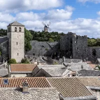 "Un certain nombre de néo-ruraux se sont installés, et sont devenus quelquefois maires de leur village, instituteurs ou facteurs". Vue plongeante de Millau (Occitanie), 2021  ©François Laurens / Hans Lucas