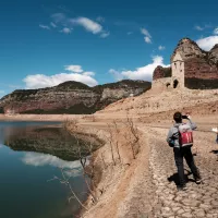 L'église de San Roma de Sau, habituellement engloutie dans les eaux du barrage de Sau est réapparue. Crédit photo : Lionel Pedreza/Hans Lucas 