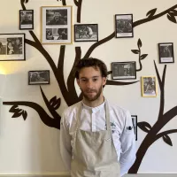 Clément Dumont devant son arbre pohto de fournisseurs. ©LR