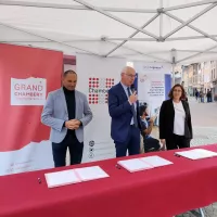 Phlippe Gamen, président du Grand Chambéry, Thierry Repentin maire de la ville et Nadia Bouyer directrice générale d'Action Logement lors de la signature de la convention