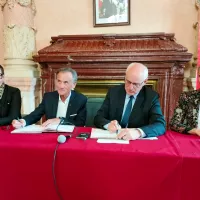 Signature de la convention à Chambéry en présence de Christelle Favetta-Sieyes, adjointe à la santé, Philippe Mixe, président de la mutuelle Just, Thierry Repentin, maire de la ville et Aurélie Le Meur, première adjointe