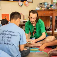 Audouin Voirin, entouré d'étudiants cambodgiens. ©Pour un Sourire d'Enfant