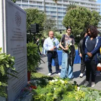 Des roses blanches déposées au pied de la stèle ce 24 avril - RCF 